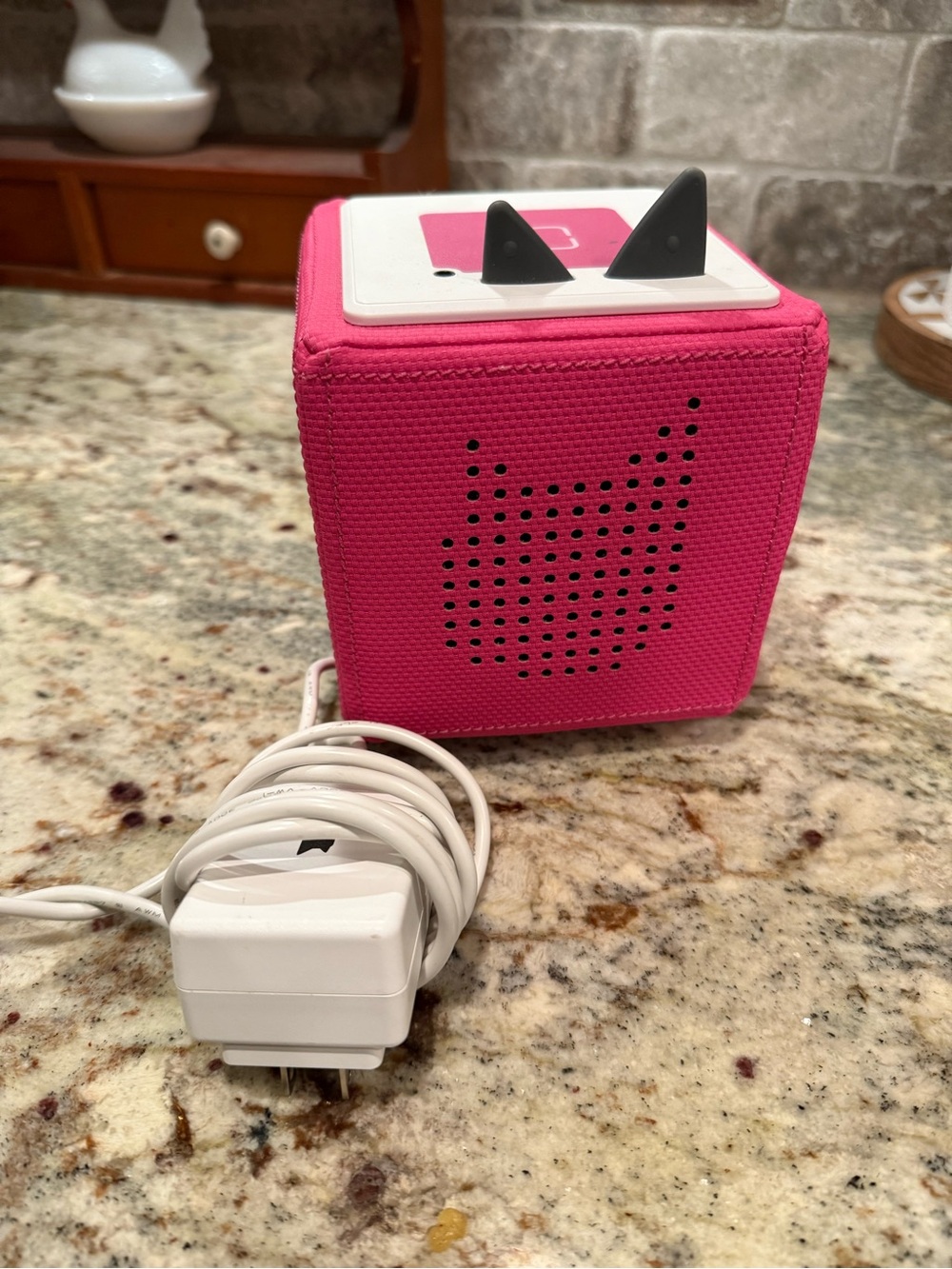 Compact Pink Portable Cube Speaker with Cute Cat-Grill Design